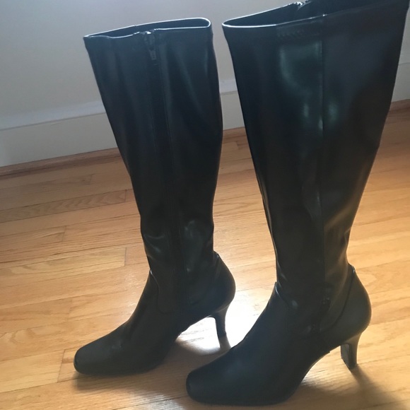 Tall black boots - Picture 5 of 5